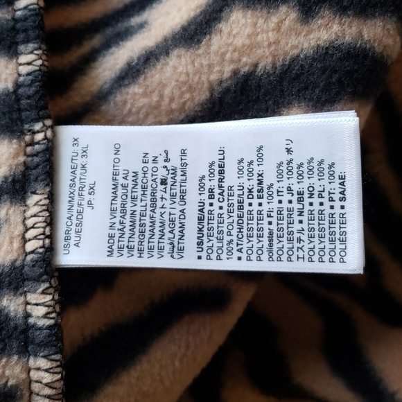 Amazon Essentials Classic-Fit Polar Soft Fleece Vest in Animal Print Size 3X - Picture 8 of 10